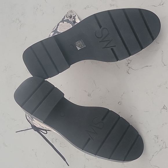 Stuart Weitzman snakeskin Python embossed leather combat boots size 6.5 - Picture 9 of 11